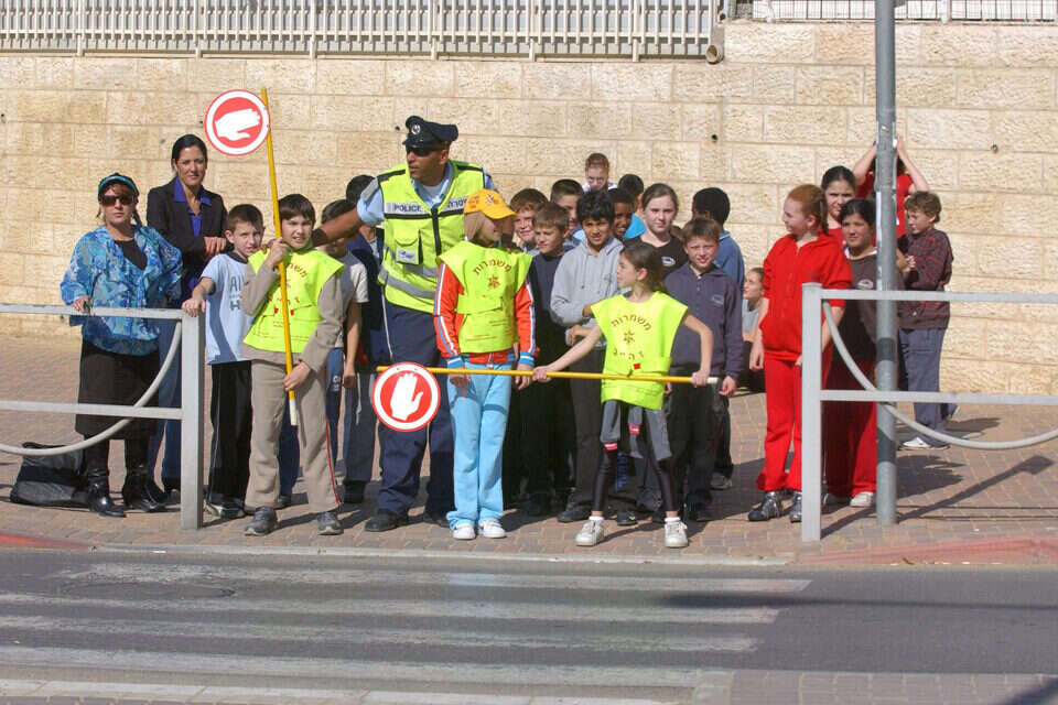רק באישור מטה הבטיחות העירוני. שוטר מדריך תלמידים , דודו גרינשפן