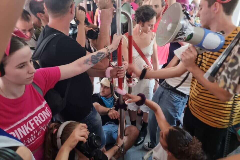 מפגינים אוזקים את עצמם לעמודי הרכבת הקלה , ללא