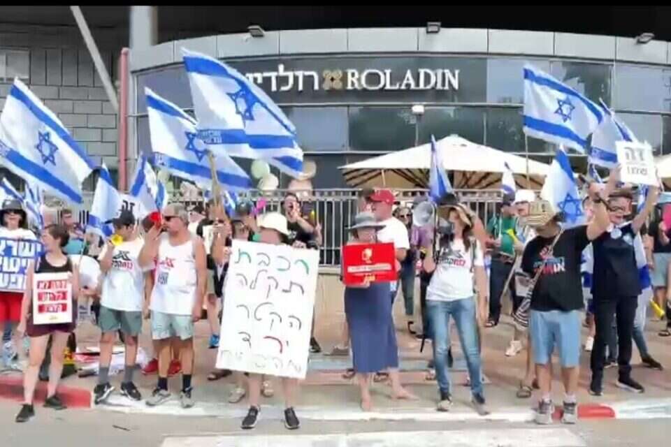 מפגינים בסמוך לביתה של רגב , נוקי שריר