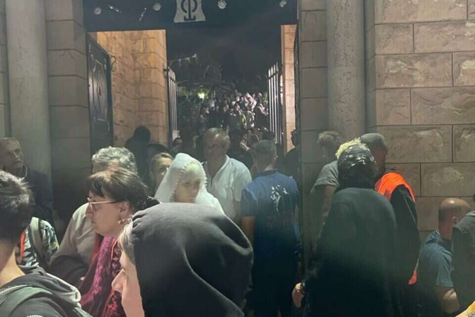 מאמינים בכניסה לכנסיה על ההר, ארכיון , 27א
