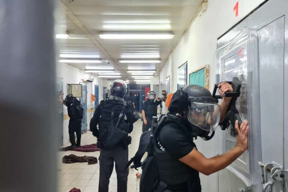 סוהרים ולחומים מיחידות מיוחדות משתלטים על הבלאגן בכלא , דוברות שב"ס