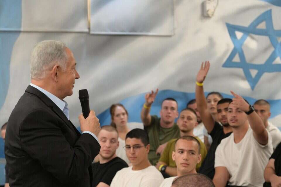 מפגש ראש הממשלה בנימין נתניהו עם מתגייסים בבסיס קליטה ומיון בתל השומר: