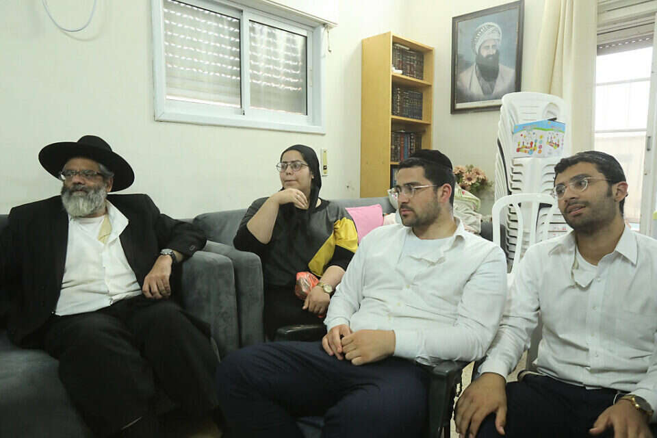 בית האבלים. השבעה על הבן טוביה בנעים. משמאל: האב מאיר בן נעים, האחות בתיה אפטרגוט, האחים עובדיה בן נעים ובניהו בן נעים , ללא