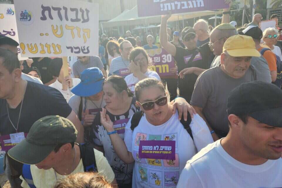 חלק מהמטופלים הגיעו על מיטות להפגנה , דוברות אקים