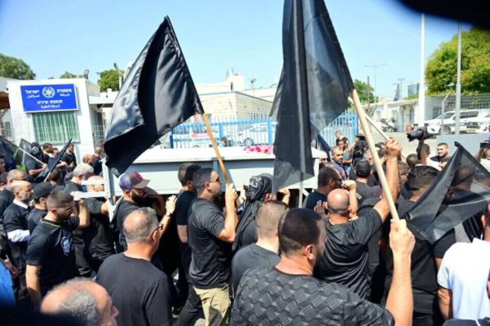 מוחים מול תחנת המשטרה בטירה, אתמול , יוסי זליגר