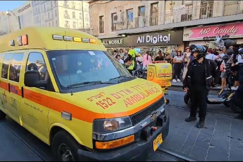 כוחות מד"א מפנים את הפצועה ברחוב יפו , תיעוד מבצעי מד"א