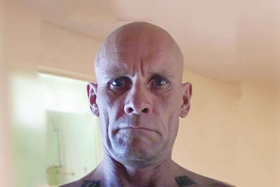 דמיטרי אוטקין עם קעקועי דרגות אס.אס ,