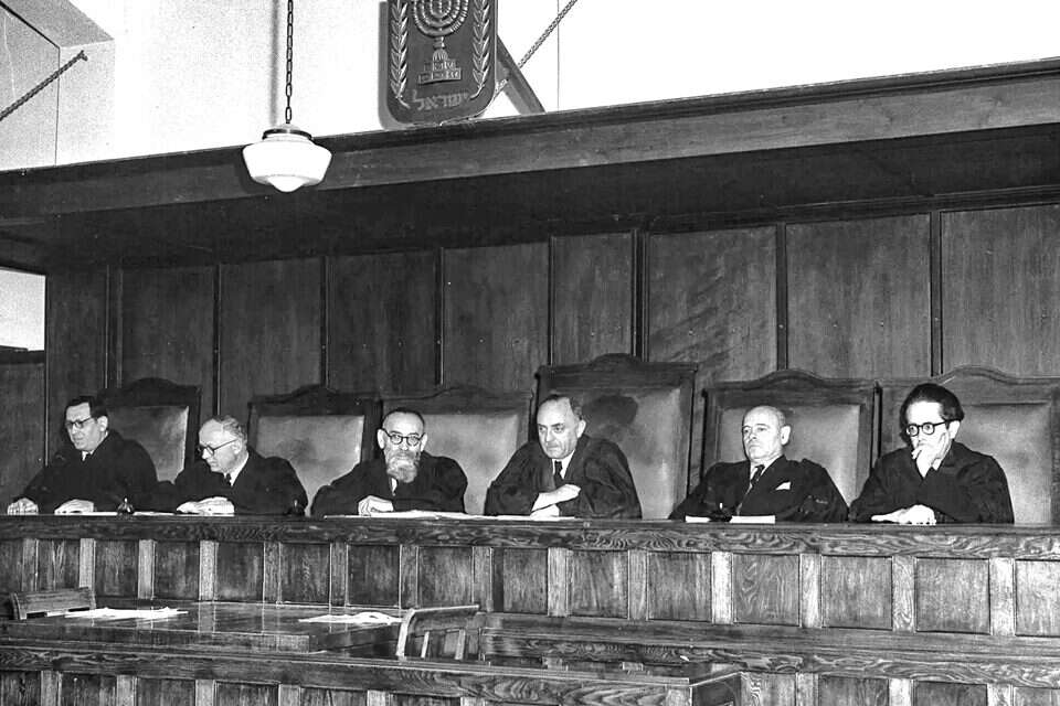 בג"ץ, 1953. משה זילבר (משמאל), שניאור חשין, שמחה אסף, משה זמורה, יצחק אולשן, שמעון אגרנט , טדי בראונר/לע"מ
