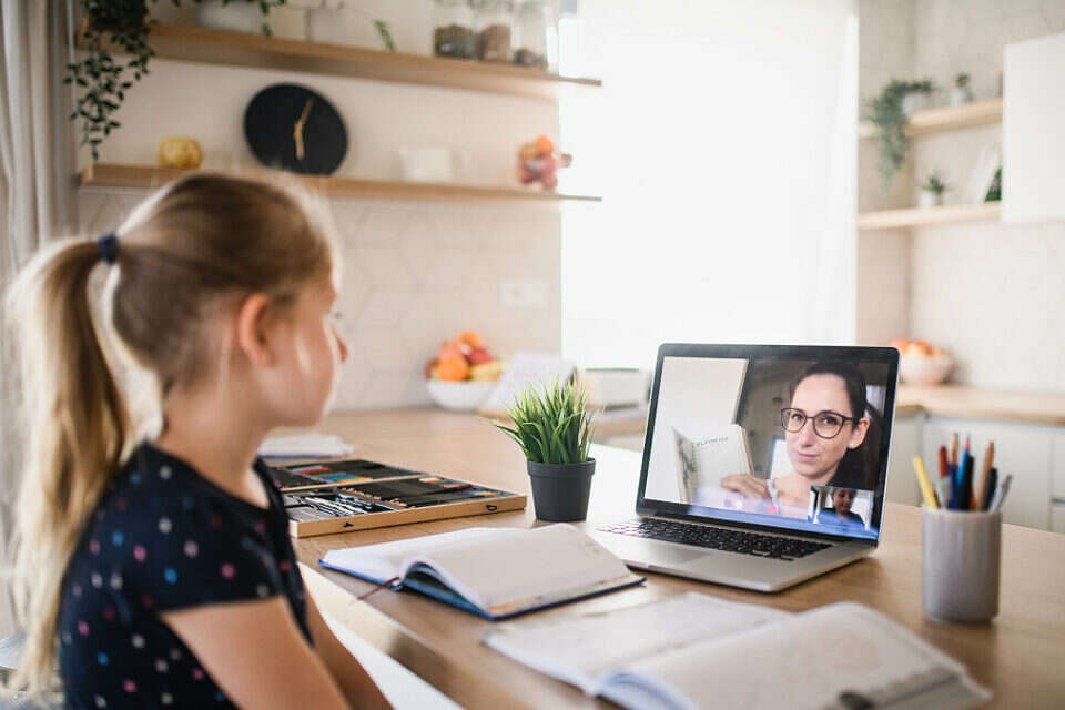 ילדה לומדת מול מחשב. אילוסטרציה , Getty Images