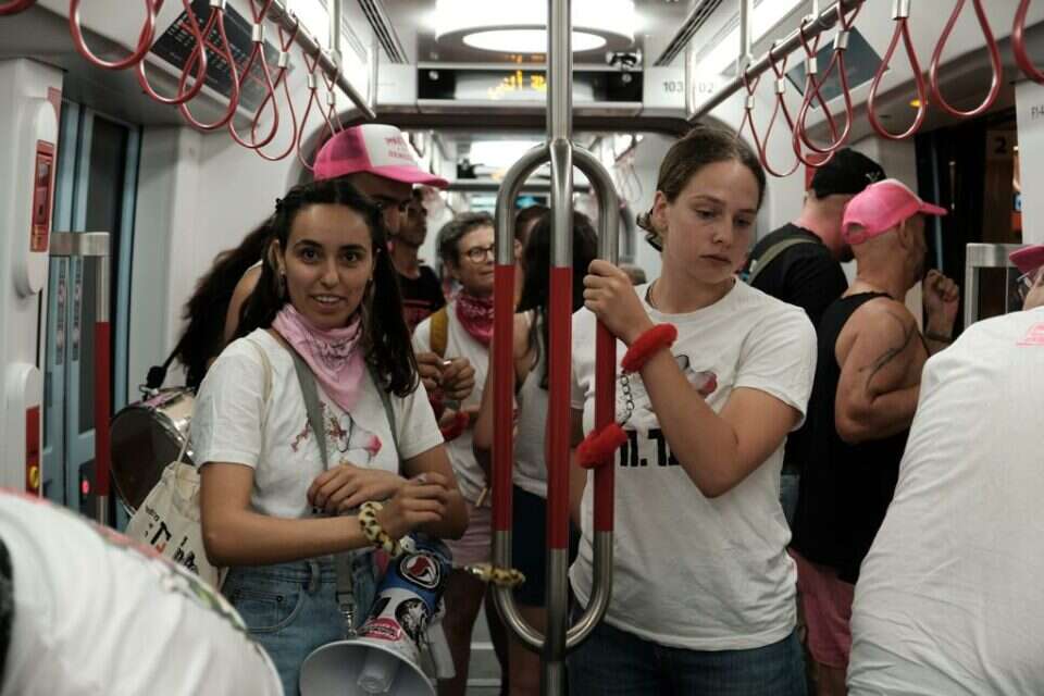 מפגינים אזקו את עצמם לרכבת הקלה ,
