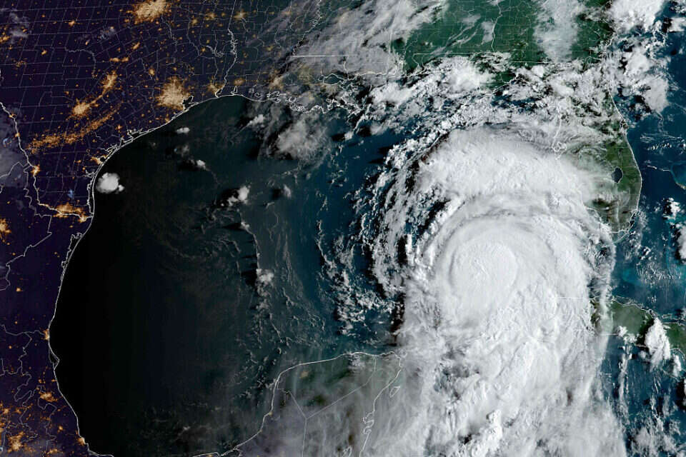 תמונת לוויין מראה התגבשות סופה , NOAA/GOES/AFP