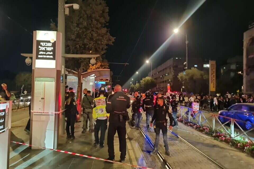 זירת פיגוע הדקירה בתחנת הרכבת בקלה בירושלים
