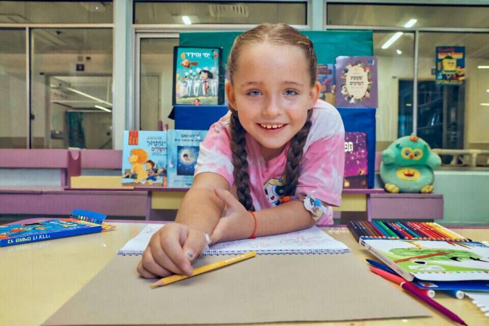 אוהבת עברית ואמנות. קים לוין
