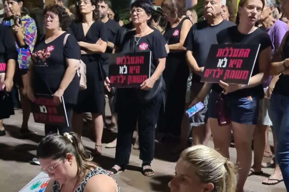 "קחי אחריות". הפגנה מול ביתה של בעלת הגן סיגל איסוס , צליל גאני