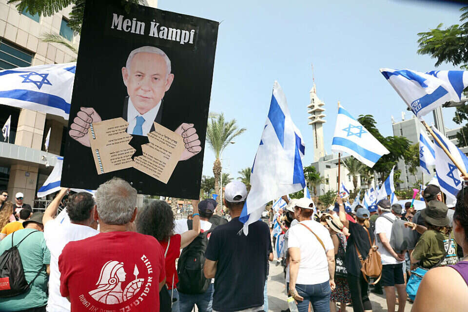 השלט המשווה בין נתניהו להיטלר , גדעון מרקוביץ'