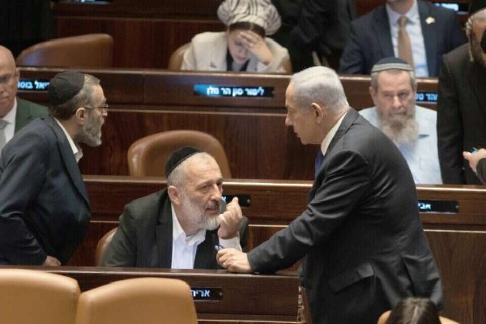 נתניהו עם דרעי בכנסת (ארכיון) , אורן בן חקון