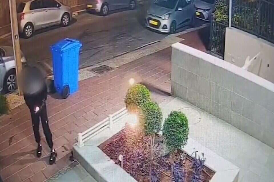 הנער משליך את המטען, מתוך הסרטון
