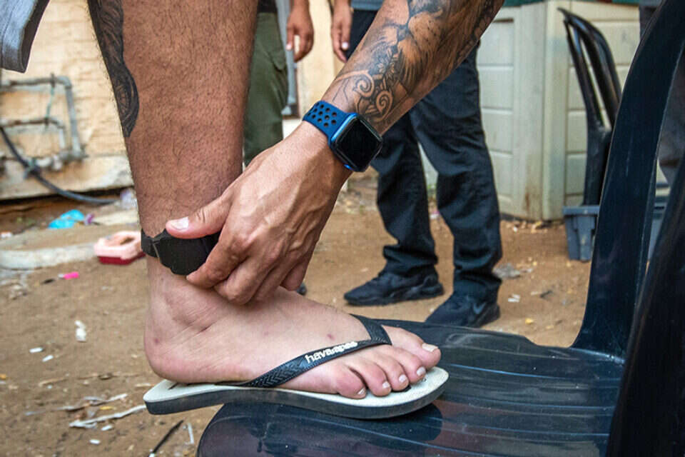 During electronic handcuffing: a suspended attorney was arrested again on suspicion of fraud and forgery