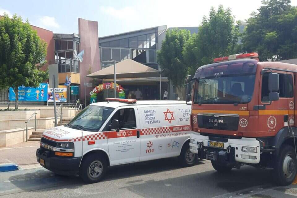 מכבה אש ואמבולנס בחצר בית הספר בקרית אונו , כבאות והצלה