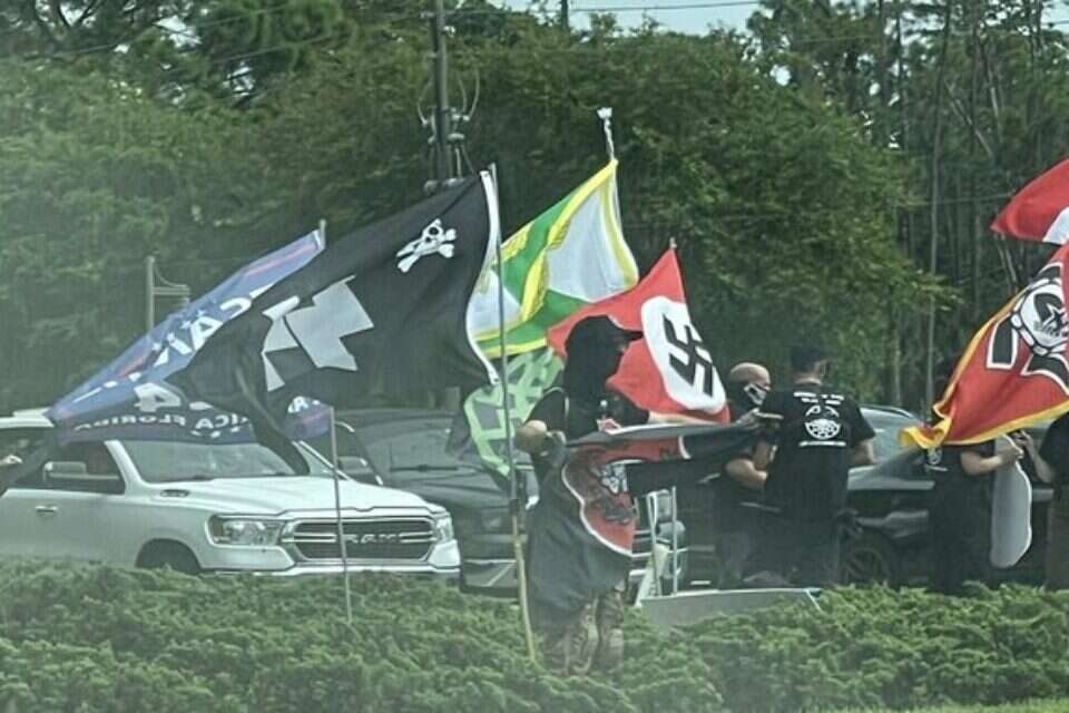 נאצים מפגינים סמוך לכניסה ל"דיסני וורלד" , 