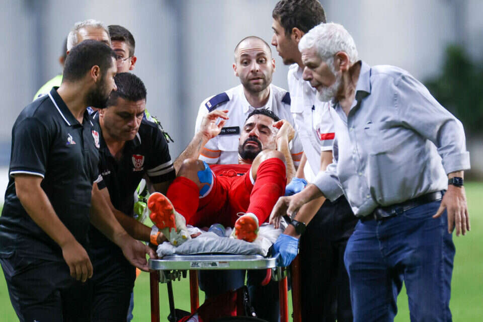 כיאל מפונה מהמגרש, אתמול באצטדיון שלמה ביטוח , דני מרון