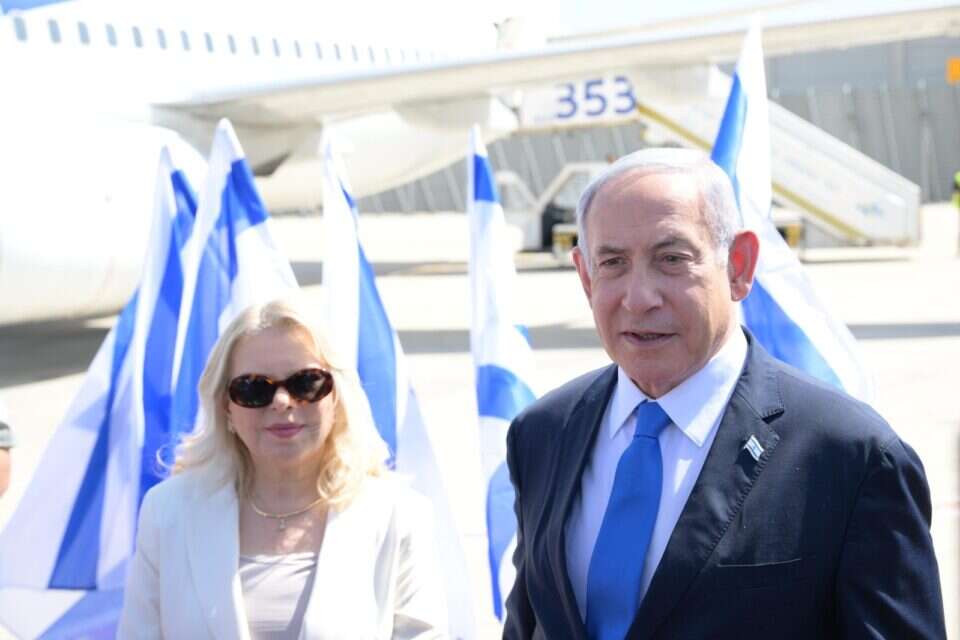רה"מ בנימין נתניהו ורעייתו לפני ההמראה לקפריסין , עמוס בן גרשום /לע"מ