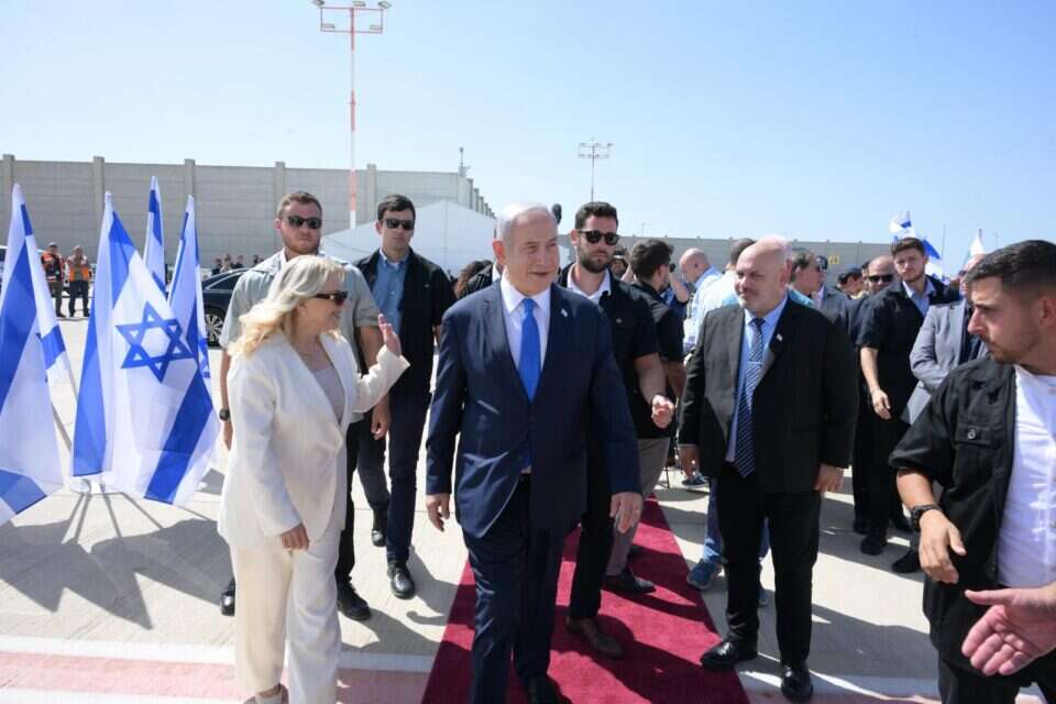 רה"מ בנימין נתניהו ורעייתו שרה לפני המראתם לקפריסין , עמוס בן גרשום /לע"מ