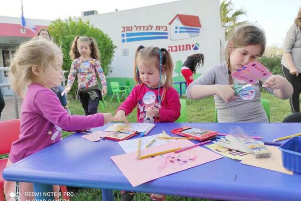 "בית לגדול טוב" בנוף הגליל. למישהו אכפת , צוות הבית בנוף הגליל
