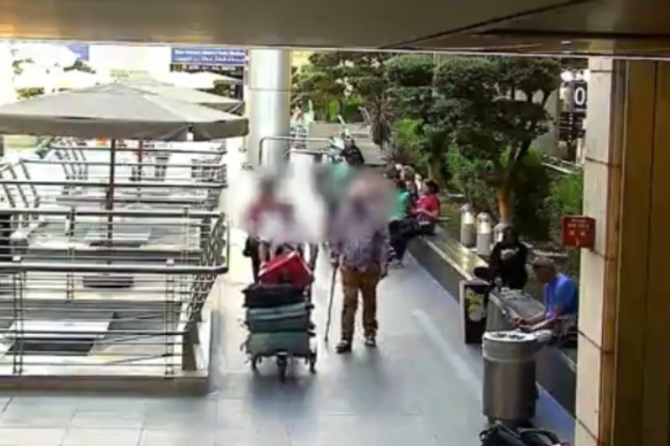 הנהג מוביל את זוג הקשישים לפני שנתפס על ידי המשטרה , דוברות המשטרה - מתוך הסרטון
