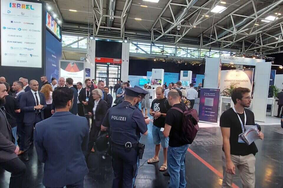 שוטרים גרמניים משוחחים עם כמה מהמוחים נגד ברקת