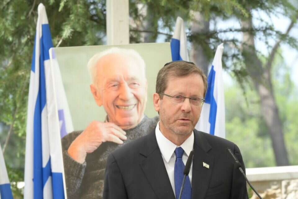 אזכרה לשמעון פרס. בחלקת גדולי האומה נשיא המדינה בוזי הרצוג