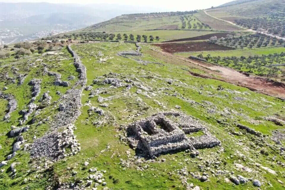 "הַסְכֵּת וּשְׁמַע יִשְׂרָאֵל הַיּוֹם הַזֶּה נִהְיֵיתָ לְעָם" - מזבח יהושע שגילה אדם זרטל בהר עיבל