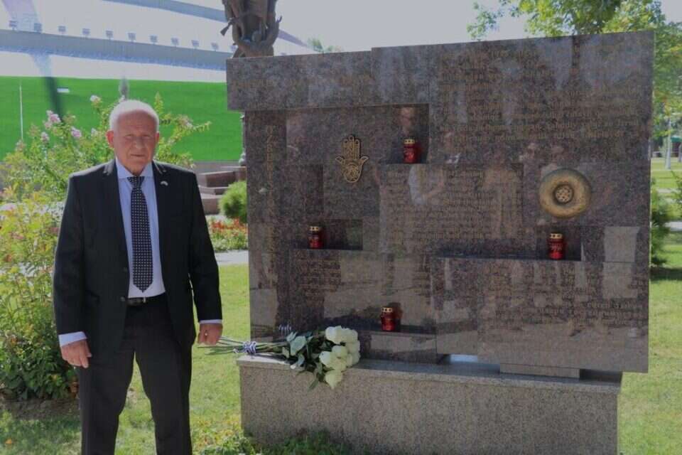 אבי דיכטר באנדרטה "בפארק הניצחון", טשקנט אוזבקיסטן ,