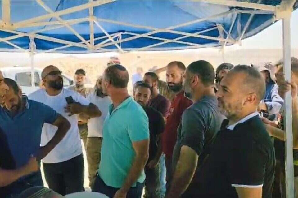 פלשתינים מפוצצים אירוע הרמת כוסית של מועצת יש"ע ביו"ש , ללא קרדיט