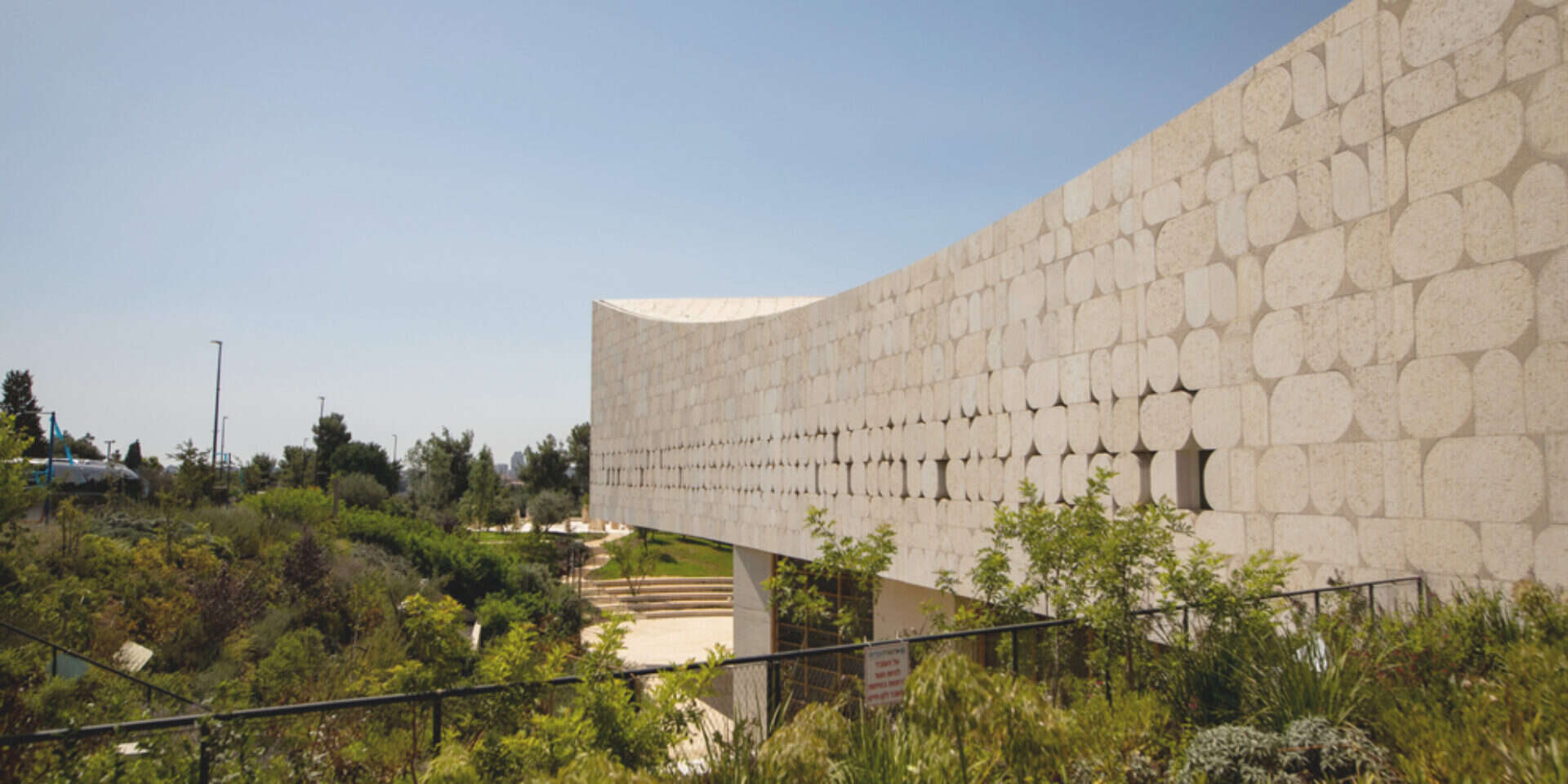 מבט מבחוץ על הספרייה הלאומית