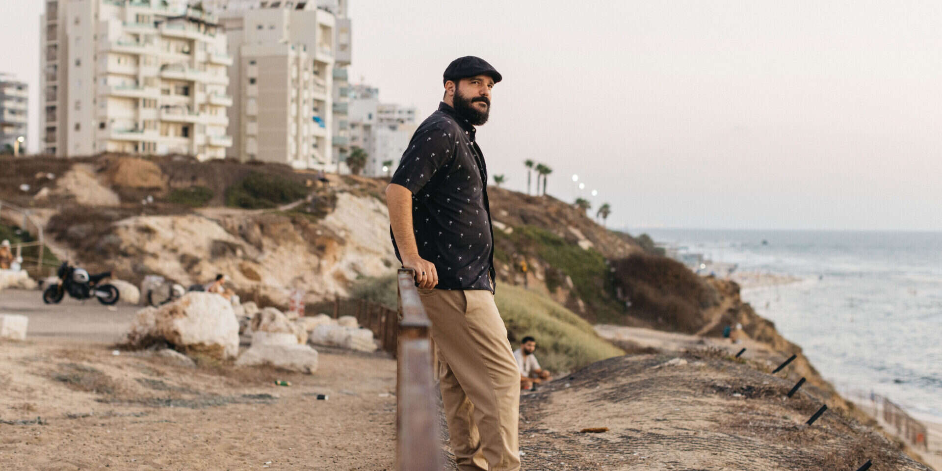"האמנות שלי מדברת בצורה יותר מיוחדת מאשר דיבורים של פוליטיקאים". מני יעיש , אבישג שאר-ישוב