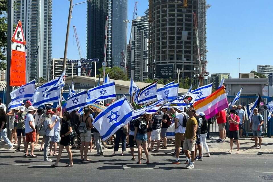 מפגינים סמוך לתחנת המשטרה בה נחקר הפעיל ,