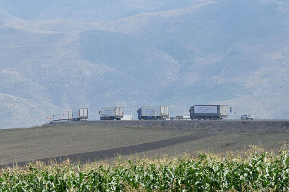 משאיות מלאות בסיוע מצרפת בדרך לנגורנו-קרבאך (ארכיון) , אי.אף.פי