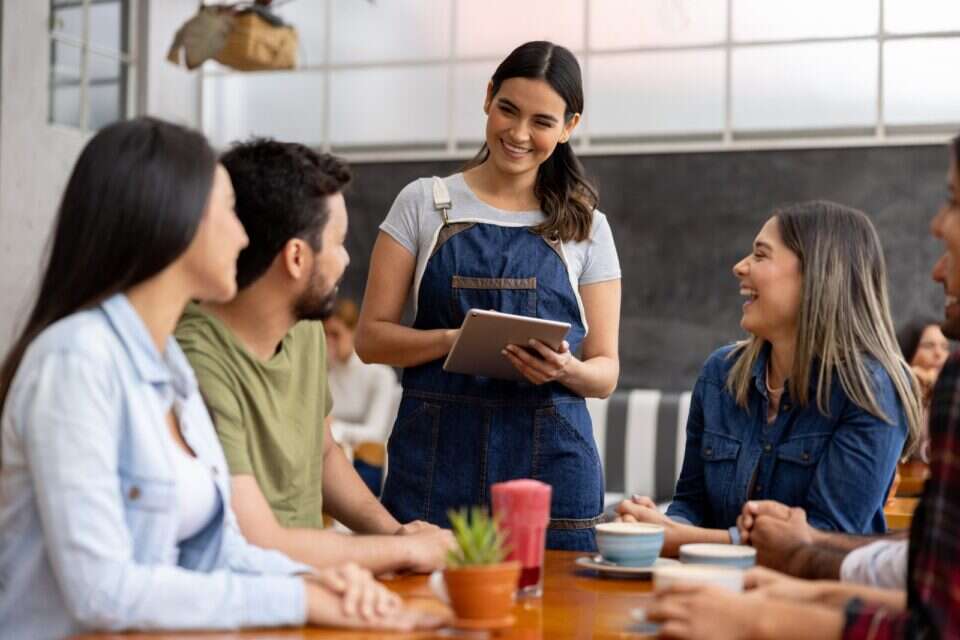 מלצרית עם סועדים במסעדה (אילוסטרציה) , Getty Images