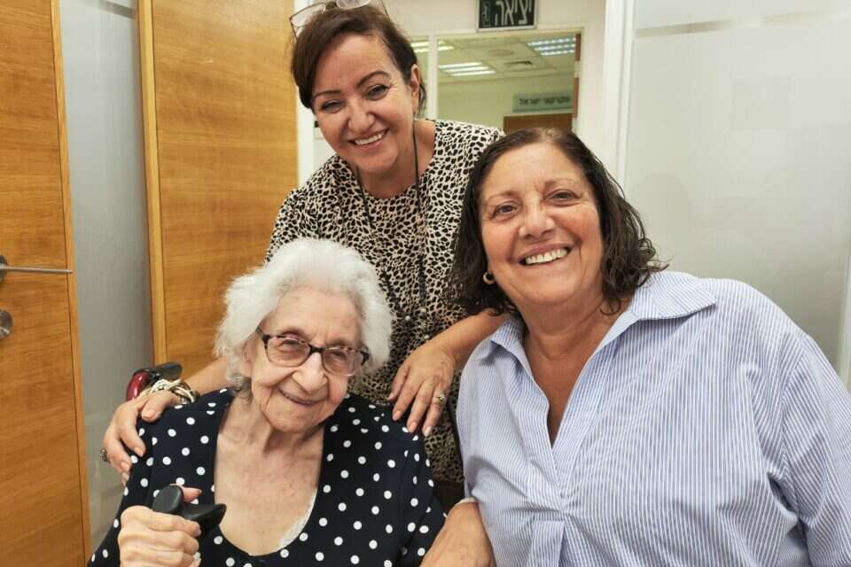 מרים עם ביתה ונציגת משרד הקליטה , משרד הקליטה