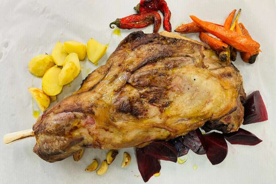 כתף טלה עם ירקות שורש , אורטל חזן