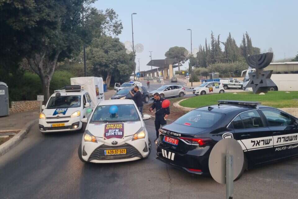 שיירת המכוניות בסמוך למשכן הכנסת , מטה הצדק לעמירם