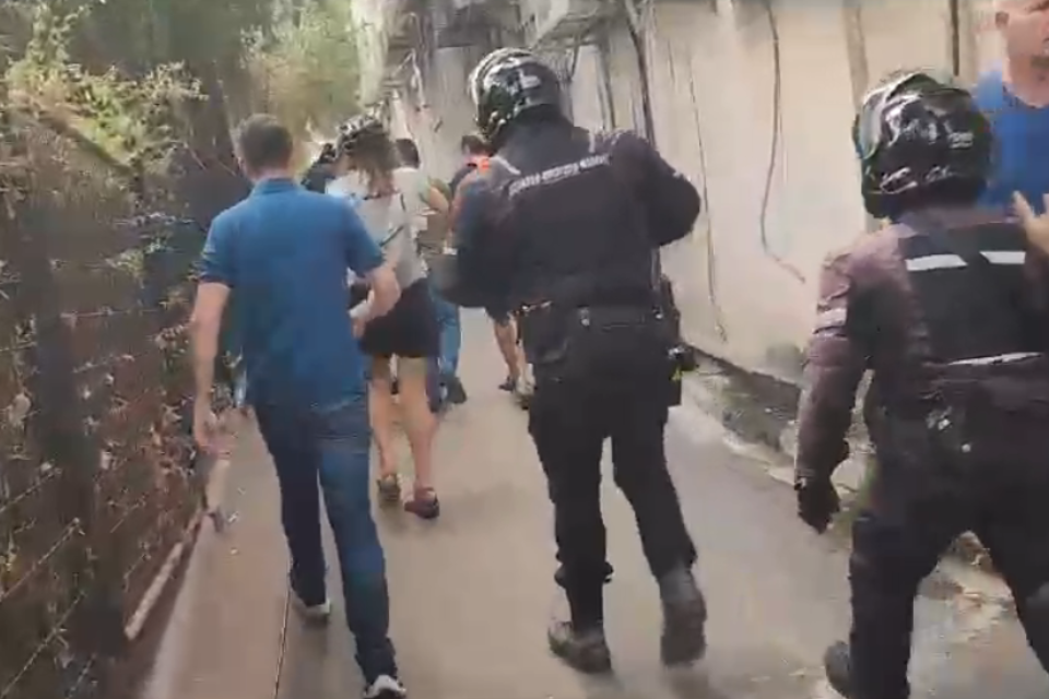 שוטרים עוצרים מפגינים מחוץ לבניין עיריית רמת גן , ללא
