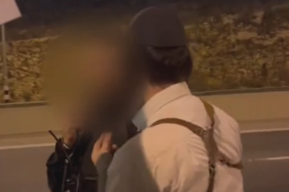 רגע לפני ההפלה לקרקע - העימות בין השוטר לצלם , חוננו