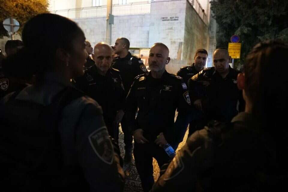 ניצב דורון תורג'מן מתדרך את השוטרים בשטח
