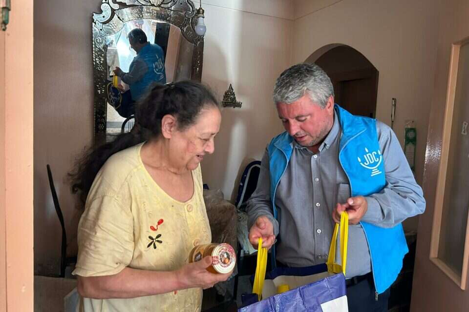 ישראל שרלי סבאג, מנהל הג'וינט במרוקו, מעניק צנצנת דבש לחברת קהילת מרקש , הג'וינט