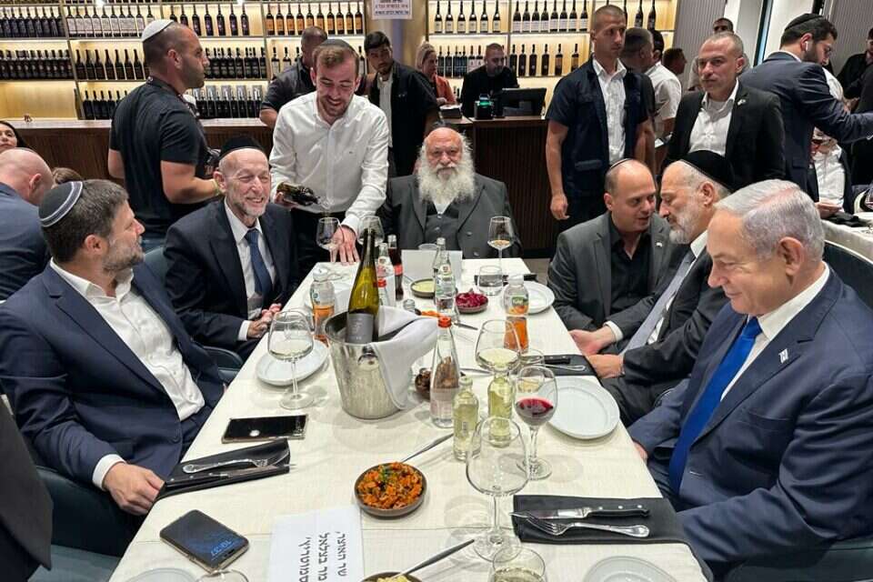 ארוחת גיבוש הקואליציה , ללא