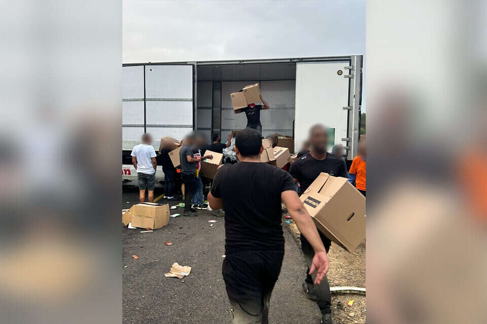 לאחר התאונה בה נהרג הנהג: עוברי אורח בזזו את המשאית , שימוש לפי סעיף 27א' לחוק זכויות יוצרים