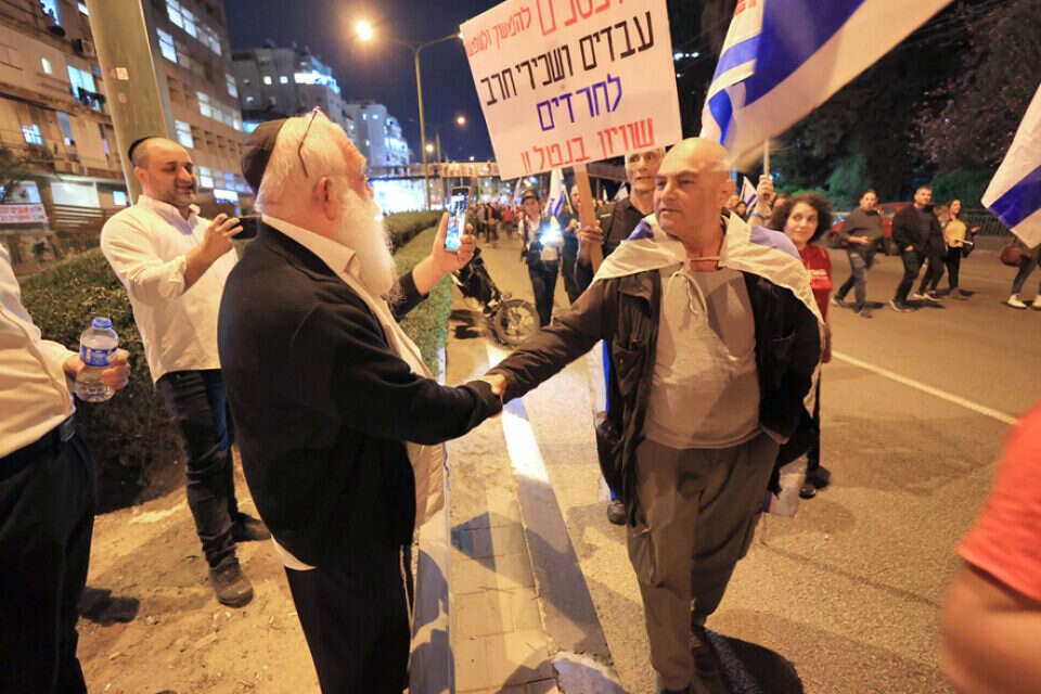לא לפגוע בעיקרון השוויון ולא לכפות. אנשי המחאה המפגש עם תושבי בני ברק , קוקו