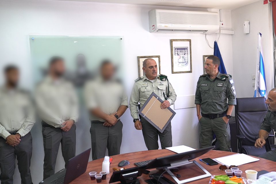 מפקד משמר הגבול העניק תעודת הוקרה ללוחמי מג"ב איו״ש שנטרלו את המחבל בפיגוע בבקעה בשבוע שעבר